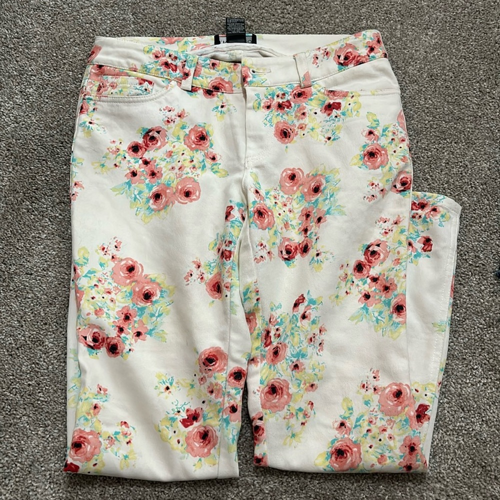 In Studio white jeans with flowers 4P